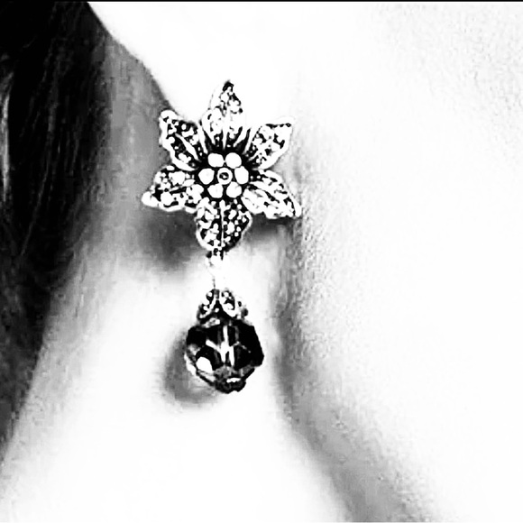 Heidi Daus 🆕 “Esmeralda” Beaded Crystal Flower Drop Bead omega earrings - Picture 6 of 8